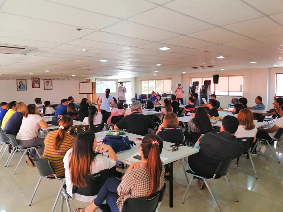 Richard Gomez talking to DICT RISTT Student-Scholars, Ormoc City